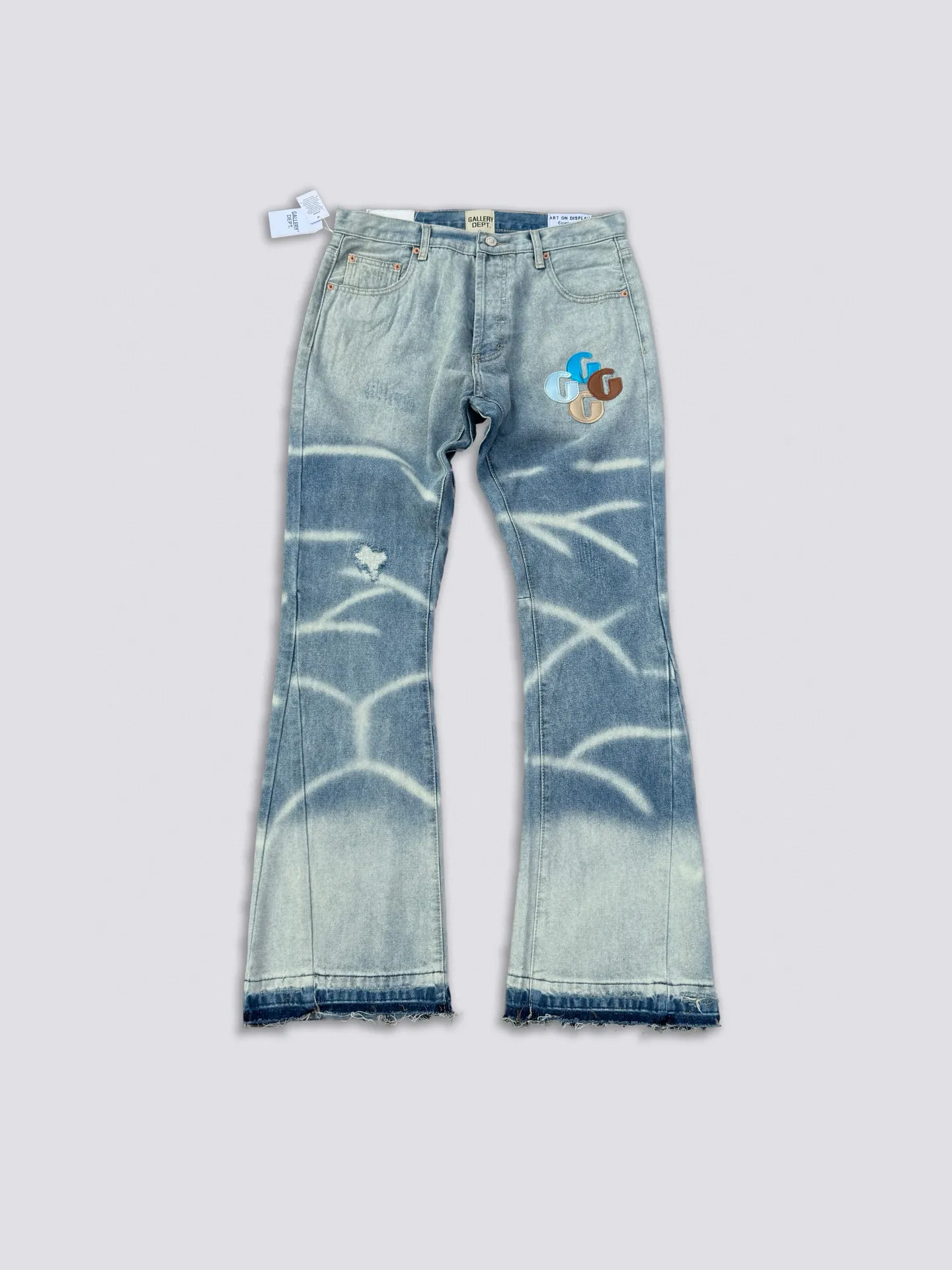 -Size upper body P240#G66 GALLERY DEPT. Denim spliced ​​with all-over printed leather ripped bell-bottoms, washed and distressed jeans. GALLERY is attracted by these bell-bottoms. Whether it is a reset of Carhartt or Levis, they all create a strong brand style. Since these pants are modified from rare vintage, the production capacity is limited. Therefore, after many icons wore them, these pants were once hard to find. Later, perhaps due to the improvement of GD's business in the past two years and the expansion of production lines, the brand itself lowered the price, so I can't wait any longer for these pants this year and will definitely buy them. During the process of the denim washing plant, the owner of the washing plant helped introduce a boss who had worked for Levi's foundry and started his own business. This also paved the way for the following styles. Therefore, Levi's remodeled single product for the base plate is really familiar. Whether it is the fabrics supplied or the lathes used in production, there is nothing to choose from. -Color: blue -Size: S-XXL (corresponding to 28-36)